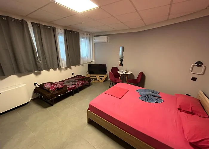 Debbies Rooms 8