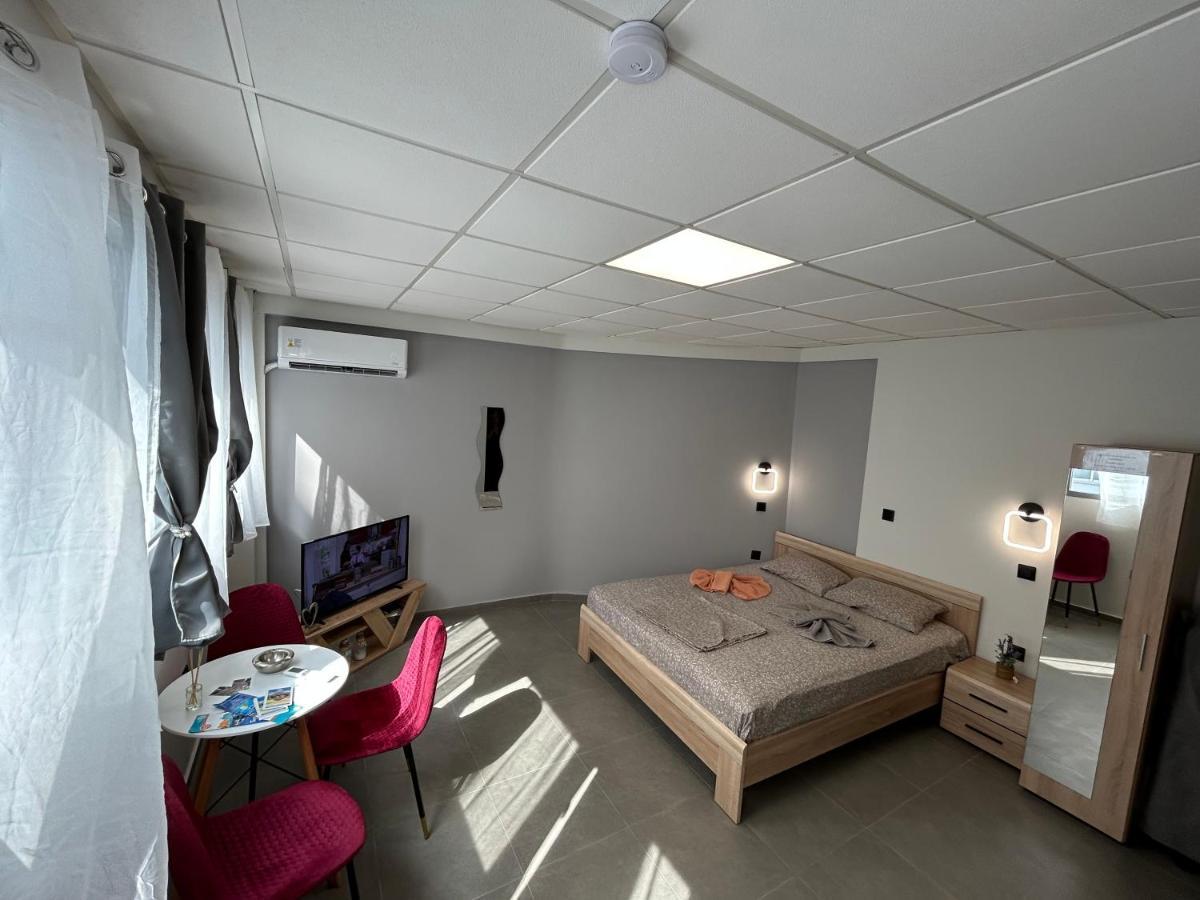 Apartment Debbies 8 *